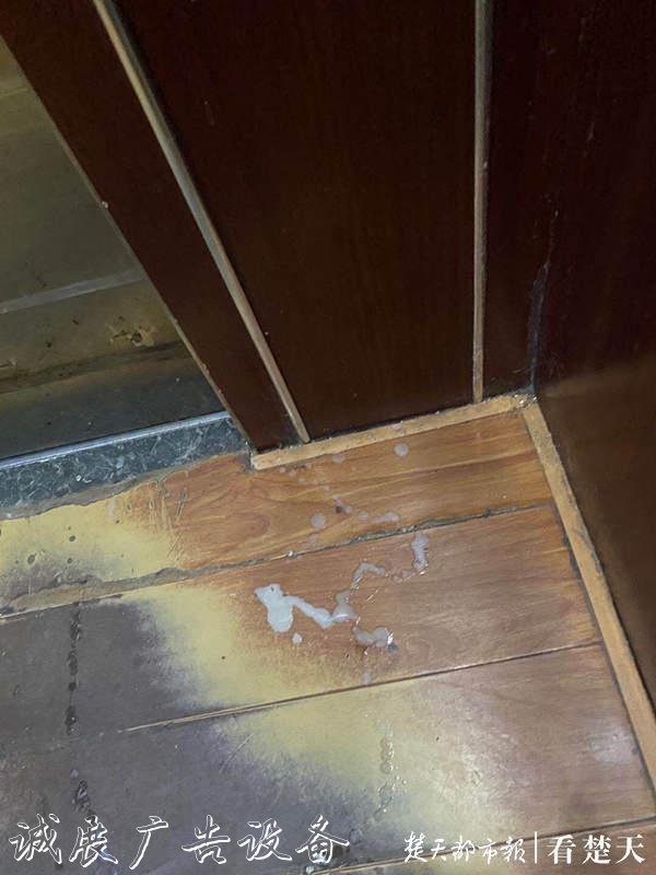 高檔小區(qū)撤走樓層垃圾桶引社區(qū)宣傳欄爭議，物業(yè)吁請適應垃圾分類大趨勢