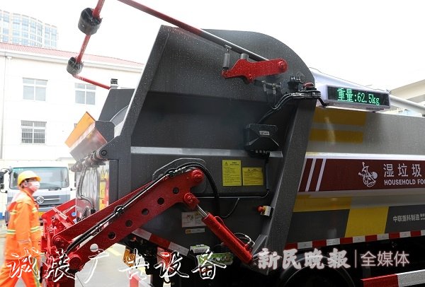 垃圾箱細(xì)節(jié)取勝收運(yùn)車(chē)太陽(yáng)能垃圾桶自動(dòng)稱(chēng)重 這里的垃圾分類(lèi)