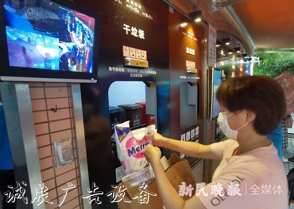 垃圾箱細(xì)節(jié)取勝收運(yùn)車(chē)太陽(yáng)能垃圾桶自動(dòng)稱(chēng)重 這里的垃圾分類(lèi)