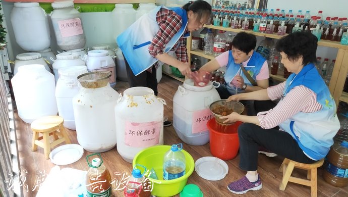 又悶又濕，這些小區(qū)垃太陽能垃圾桶圾箱房居然不臭，幕后英