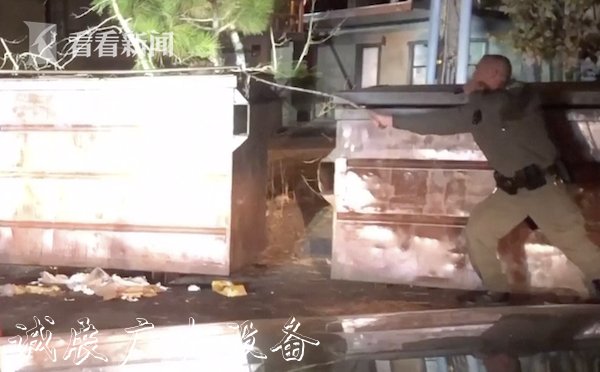 視頻｜巨大貪吃熊被困文化宣傳欄垃圾箱 警方展開營救行動