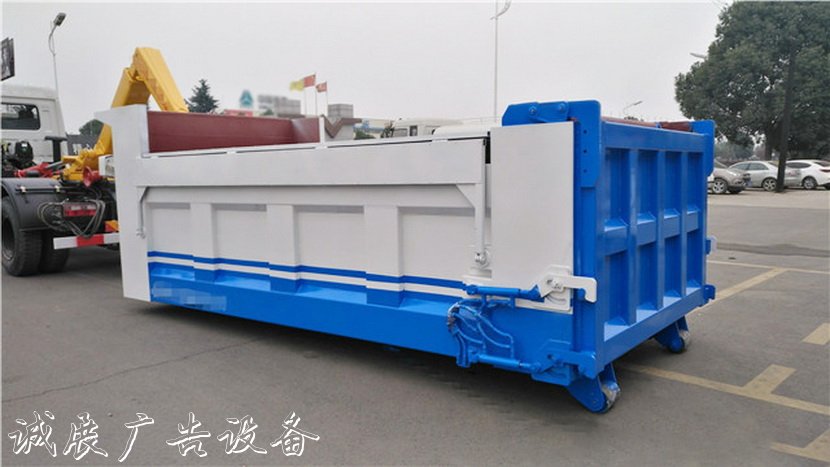 建筑垃圾箱多少錢_建筑垃圾箱多少錢一輛　　當(dāng)調(diào)整好位置后，控制高壓水泵、低壓水泵、水路控制器件動(dòng)作，使高壓噴嘴和低壓噴嘴開(kāi)始噴水;同時(shí)，滾刷馬達(dá)帶動(dòng)滾刷開(kāi)始轉(zhuǎn)動(dòng)，護(hù)欄清洗車開(kāi)始清洗護(hù)欄作業(yè).