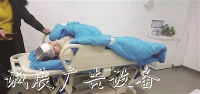 1米8高路牌突然倒下淮安宣傳欄女老師為護住孩子被砸昏迷