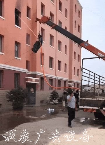 神操作！鄰居家起火，他把自己裝進垃圾桶……