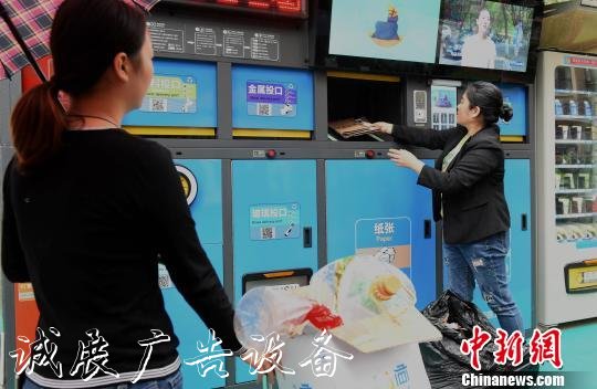 圖為市民排隊(duì)進(jìn)行垃圾分類投放。　周毅 攝