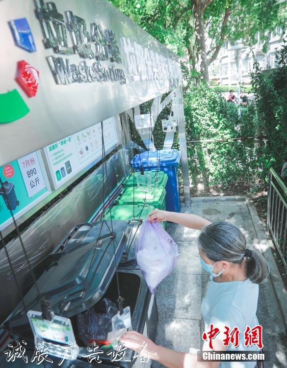 北京社區(qū)垃圾桶站增設(shè)垃圾分類(lèi)亭滑輪拉手實(shí)現(xiàn)無(wú)接觸投放