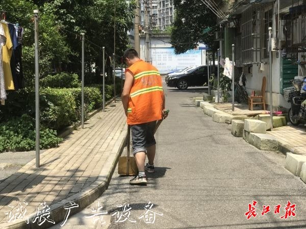 像抹家具一樣抹垃圾箱宣傳欄燈箱，他們揮汗如雨讓這座城