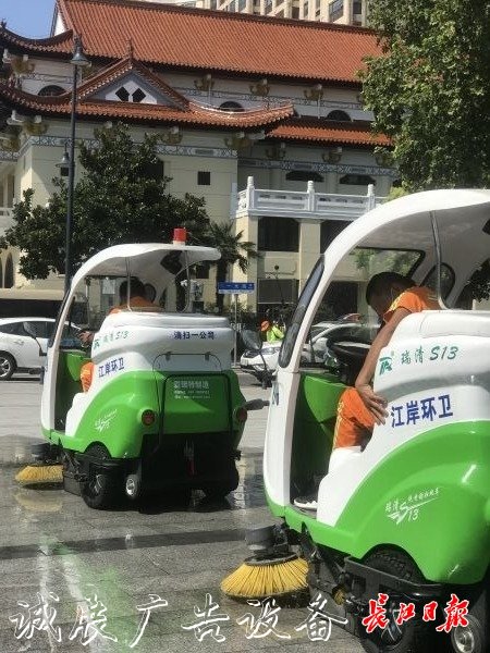 像抹家具一樣抹垃圾箱宣傳欄燈箱，他們揮汗如雨讓這座城