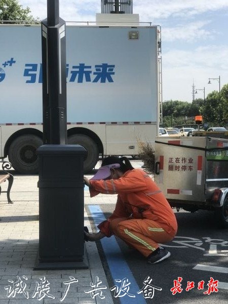 像抹家具一樣抹垃圾箱宣傳欄燈箱，他們揮汗如雨讓這座城