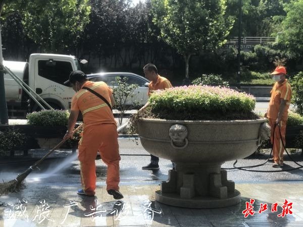 像抹家具一樣抹垃圾箱宣傳欄燈箱，他們揮汗如雨讓這座城