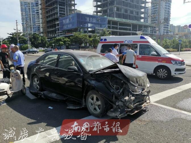 突發(fā)！海甸島一公交接連撞社區(qū)宣傳欄倒路牌和兩棵樹，還有一輛轎車…