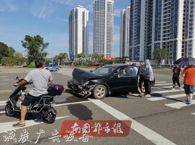 突發(fā)！海甸島一公交接連撞社區(qū)宣傳欄倒路牌和兩棵樹，還有一輛轎車…