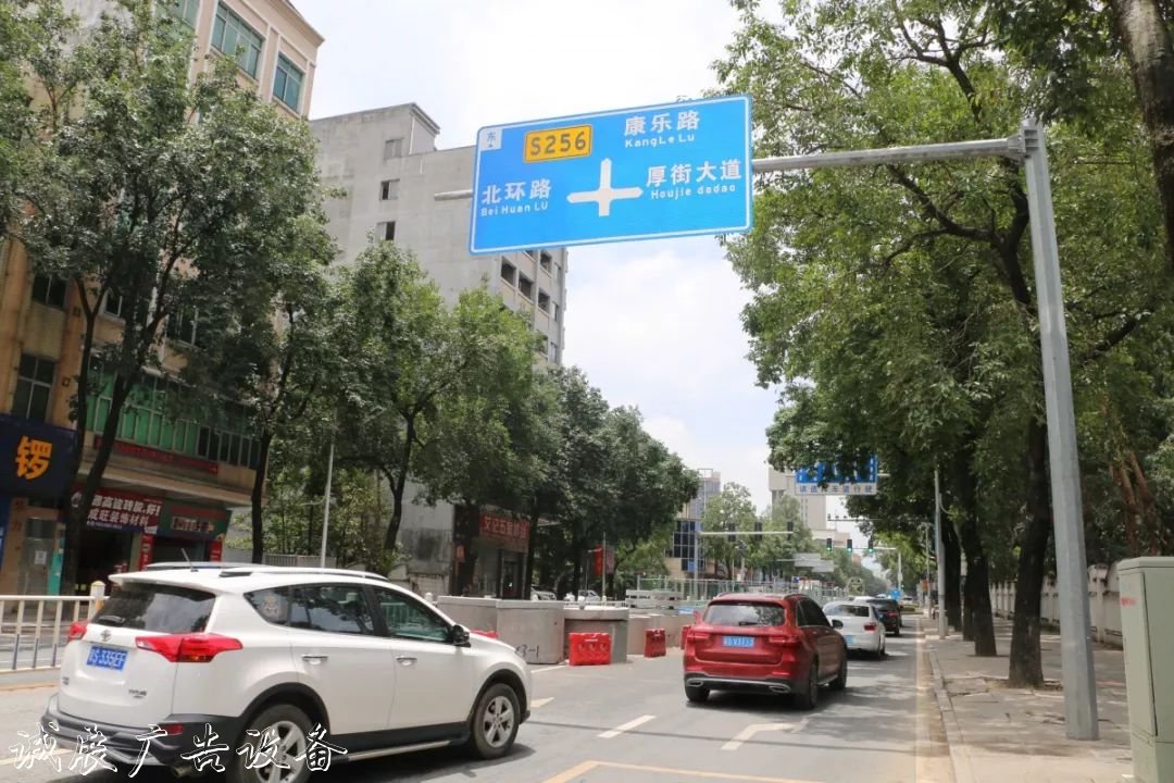 厚街幾處錯誤路牌社區(qū)宣傳欄，害慘懵懂司機！