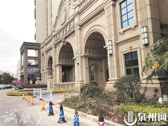 在小區(qū)正大門右側(cè)建宣傳驛站遭到部分業(yè)主反對(duì)
