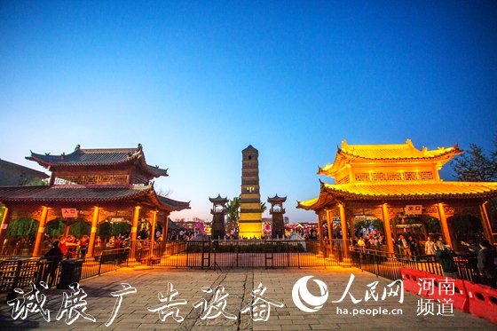 河南洛陽探索文旅融合:讓文化"活"起來　　古都洛陽已經(jīng)成了新晉“網(wǎng)紅”。　　在某視頻平臺的“打卡”榜上，洛陽高居榜眼。華燈璀璨的應(yīng)天門、別具一格的九州池、古今輝映的洛邑古城，這些“網(wǎng)紅”地標(biāo)成了洛陽新的旅游名片?！驹敿?xì)】