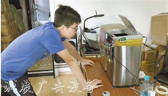 太陽能充電，聲控開關(guān)指路牌燈箱……愛干家務(wù)的男生發(fā)明