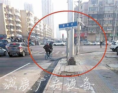 路牌“胡指揮滾動廣告燈箱” 誤導(dǎo)過路人