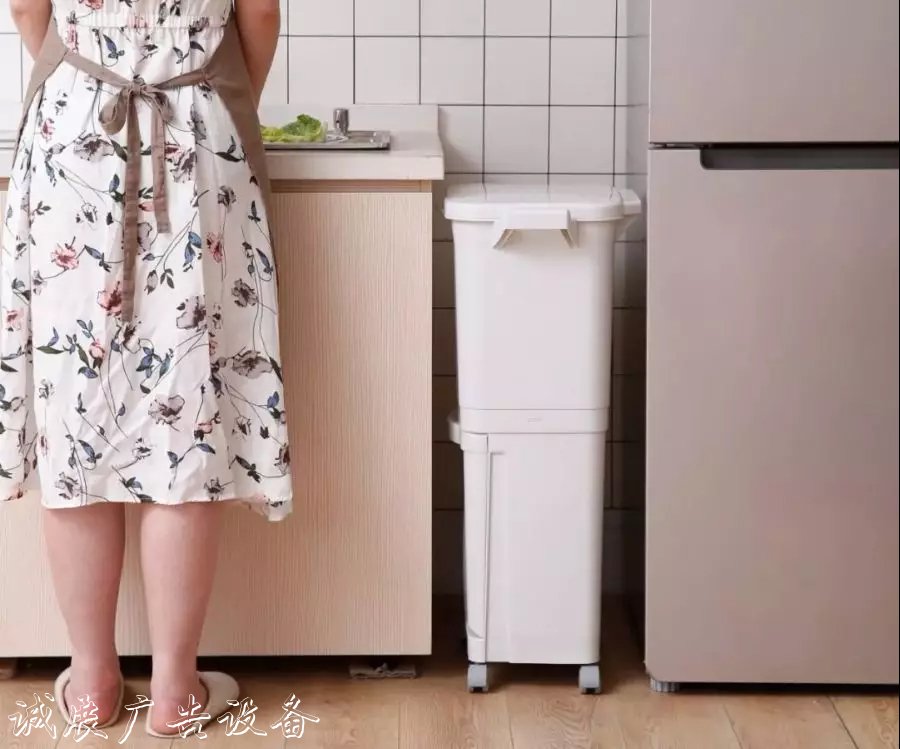 來自日本的干濕分離垃廣告燈箱圾桶，終于換掉了居委會