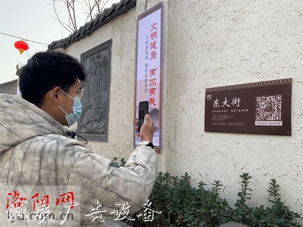 “智慧路牌”亮相洛陽(yáng)滾動(dòng)燈箱老城區(qū)，掃一掃，身邊多