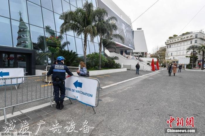 當(dāng)?shù)貢r(shí)間1月9月，法國戛納，戛納電影宮里的新冠疫苗接種中心開始啟用。圖為電影宮外擺放有疫苗接種引導(dǎo)標(biāo)識(shí)。