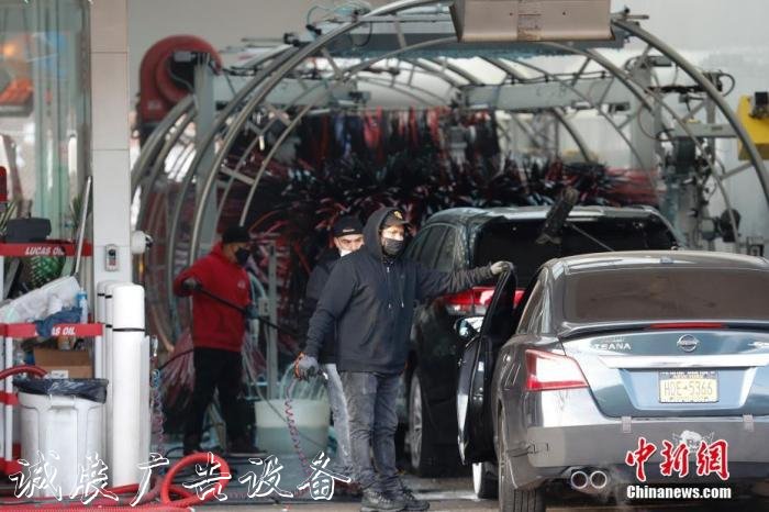 當(dāng)?shù)貢r(shí)間1月24日，美國紐約一處洗車行正在營業(yè)。當(dāng)日，美國約翰斯·霍普金斯大學(xué)發(fā)布的新冠疫情統(tǒng)計(jì)數(shù)據(jù)顯示，美國累計(jì)確診病例超過2500萬例。
中新社記者 廖攀 攝