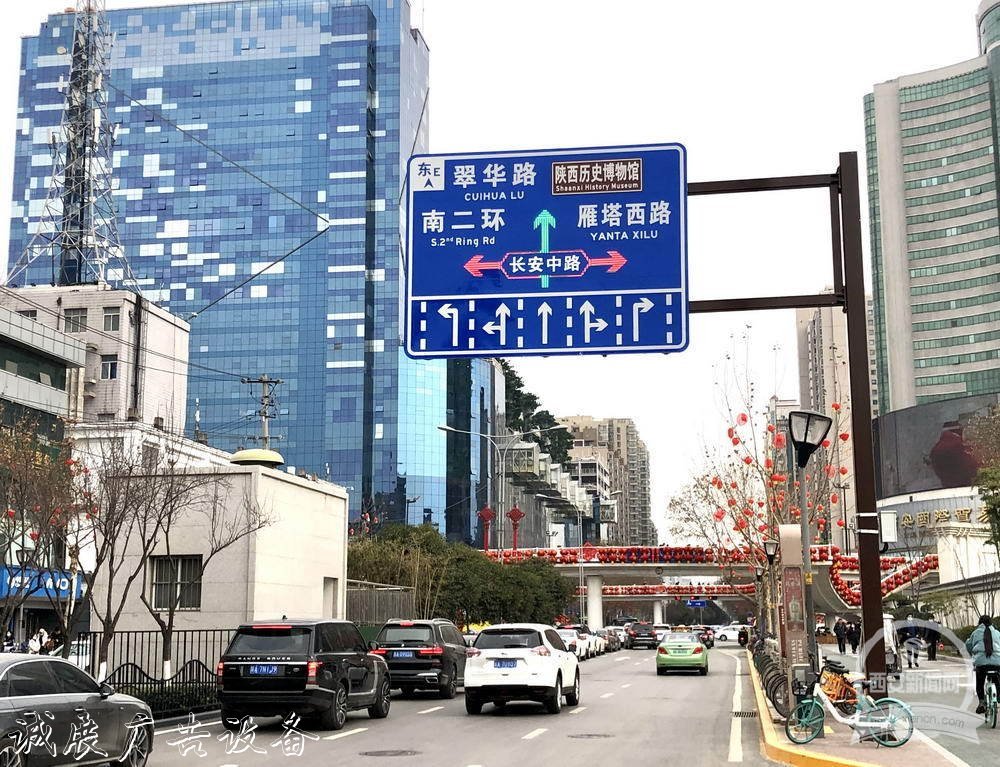 小寨十字換新顏廣告燈箱多少錢(qián)一個(gè) 智能路牌助通行