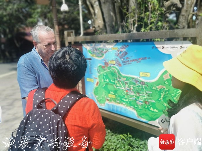 海南外語標(biāo)識標(biāo)牌糾錯(cuò)滾動(dòng)式燈箱活動(dòng)實(shí)地走訪團(tuán)走進(jìn)三亞