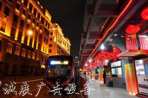 鴻鑫嘉和：外灘終點(diǎn)站太陽(yáng)能垃圾桶公交站臺(tái)火了！個(gè)性化設(shè)