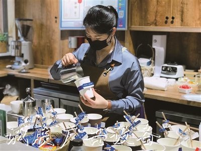 衢州文化的另類表達(dá)——廣告燈箱 “路牌咖啡”，捧在手心的文創(chuàng)力量