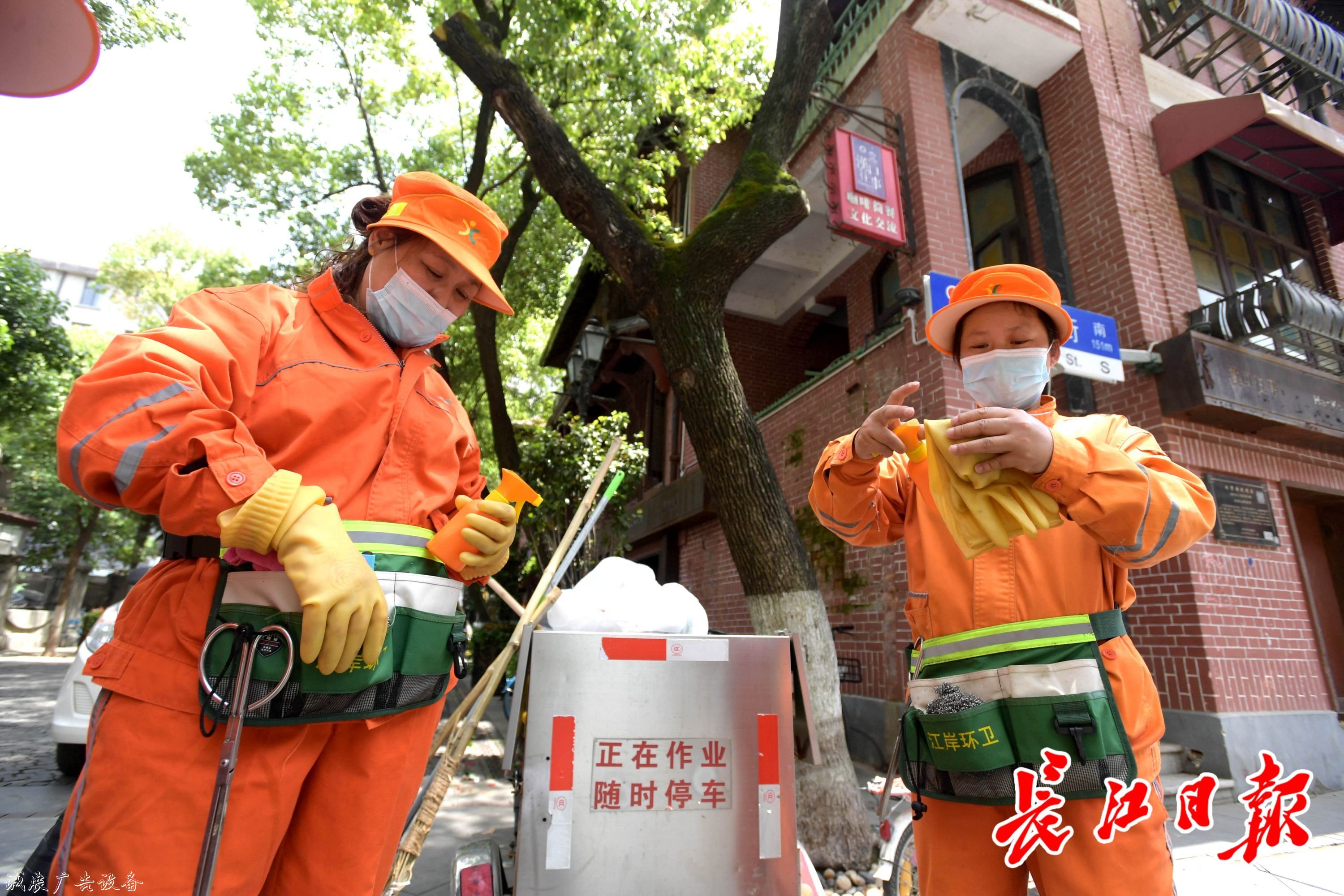 黎黃陂路環(huán)境好獲游客太陽(yáng)能垃圾桶點(diǎn)贊，原來(lái)環(huán)衛(wèi)師傅們有
