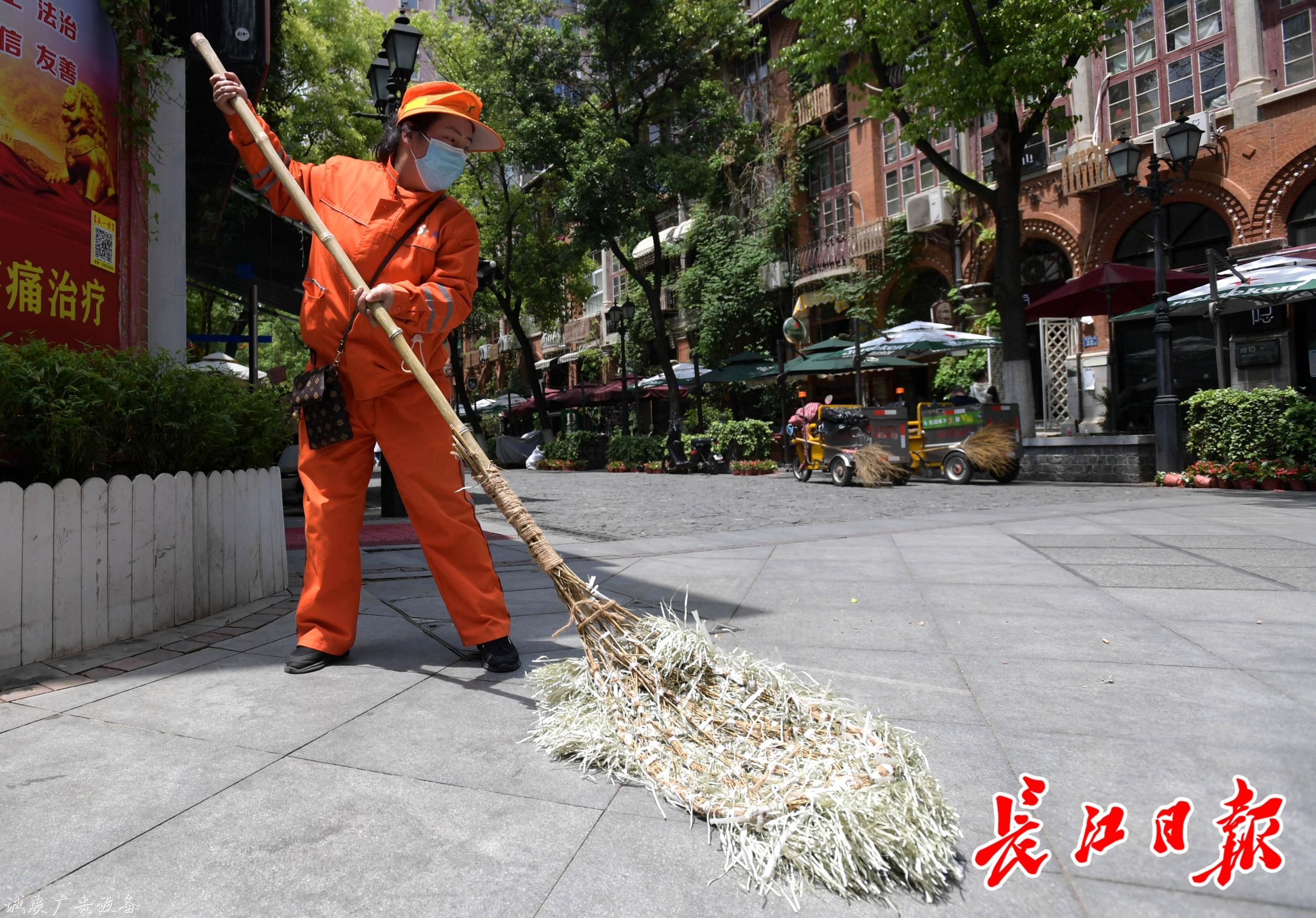 黎黃陂路環(huán)境好獲游客太陽(yáng)能垃圾桶點(diǎn)贊，原來(lái)環(huán)衛(wèi)師傅們有