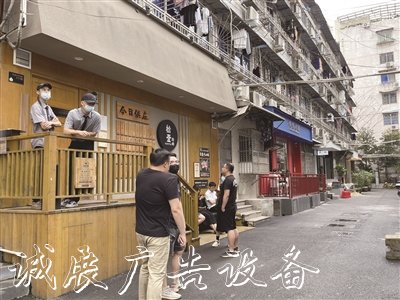 時(shí)代廣場邊的老舊小區(qū)燈箱變身網(wǎng)紅美食打卡地 東浦