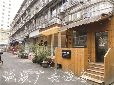 時(shí)代廣場邊的老舊小區(qū)燈箱變身網(wǎng)紅美食打卡地 東浦