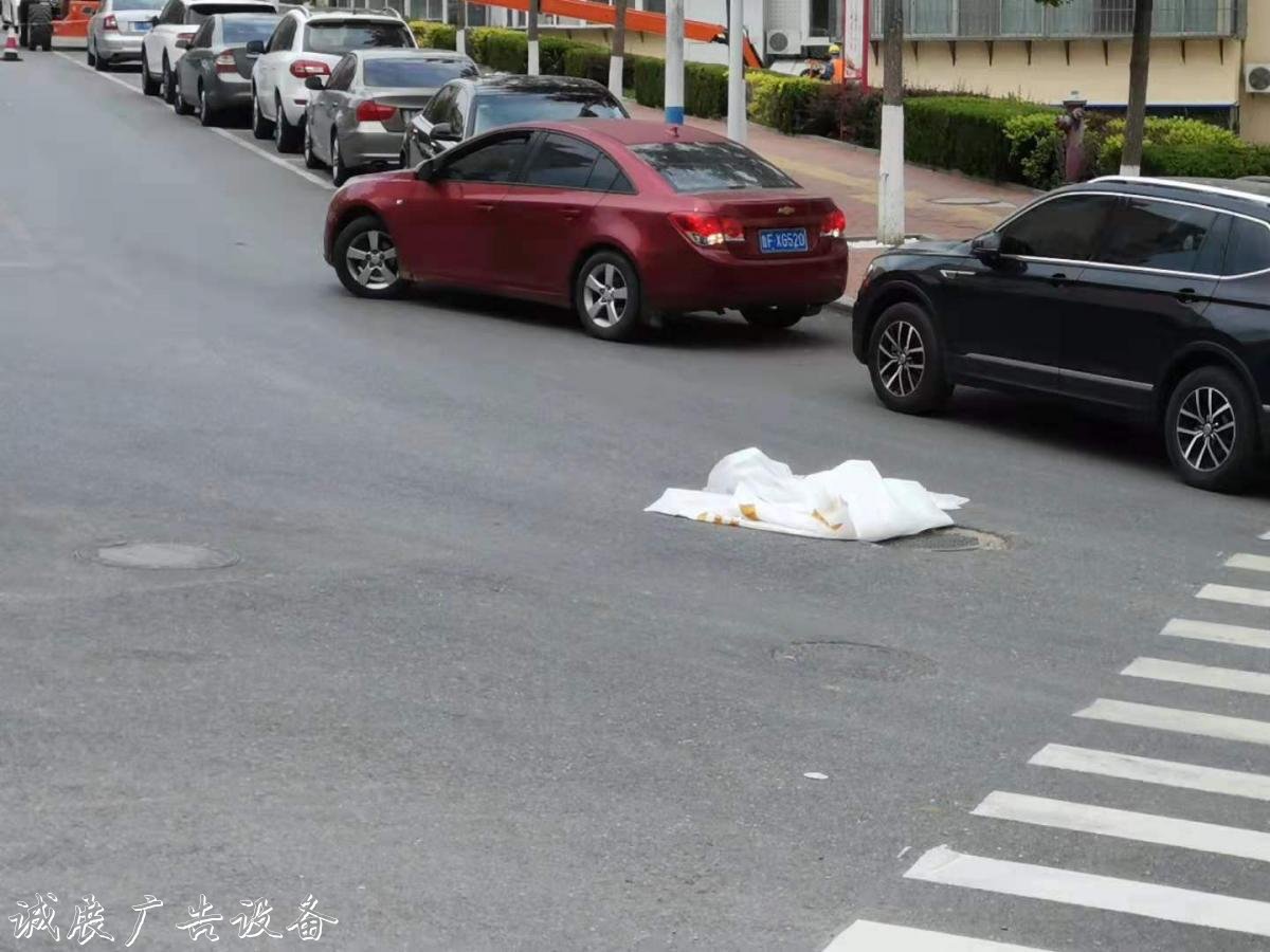 萊山區(qū)遲家社區(qū)泰安路太陽能垃圾桶大眾燒烤旁邊垃圾箱問題