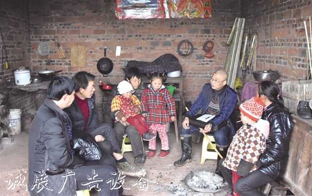 劉紅：“拐棍隊(duì)長(zhǎng)不銹鋼宣傳欄”引領(lǐng)村民脫貧越線