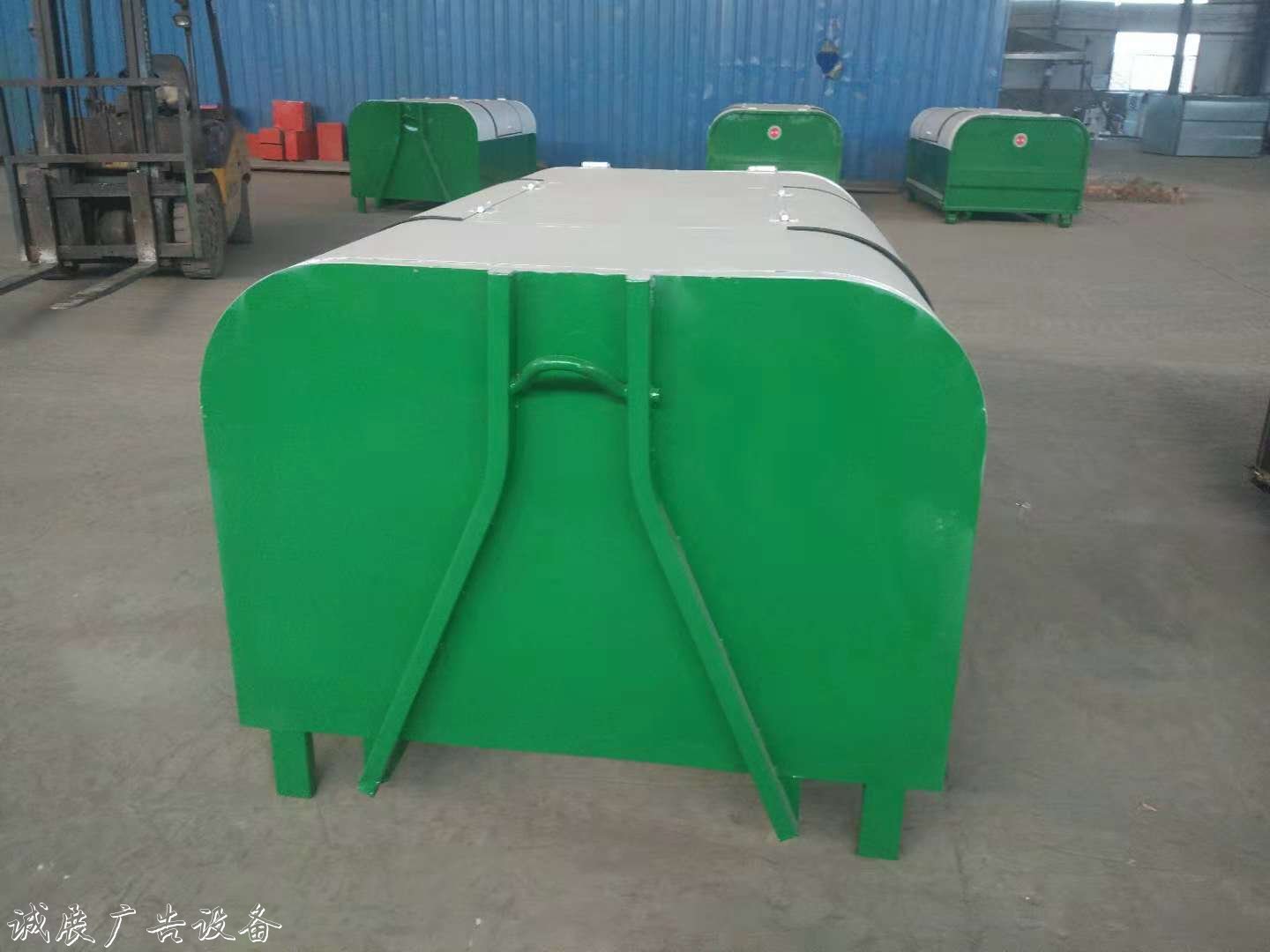 安陽(yáng)-三方垃圾箱-勾臂垃圾箱圖片-環(huán)衛(wèi)