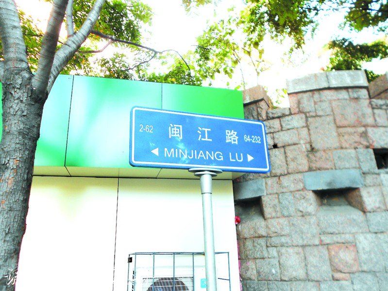 一看路牌顏色，不銹鋼宣傳欄就知東西南北(圖)