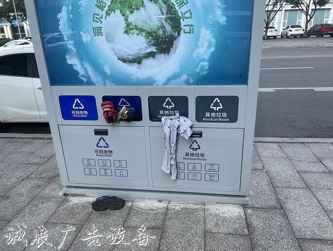垃圾箱廣告位現(xiàn)重慶街路牌頭，網(wǎng)紅城市應(yīng)如何美化