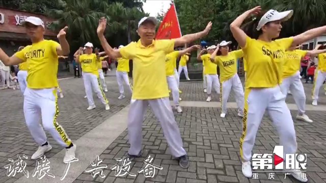 高鐵站驚現(xiàn)多處“手寫(xiě)廣告垃圾箱路牌”丨82歲老人跳鬼步舞