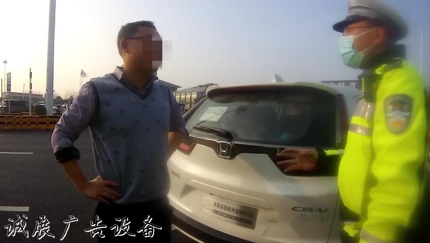 罔顧安全，親爹超宣傳欄廠家載竟將孩子塞后備箱！