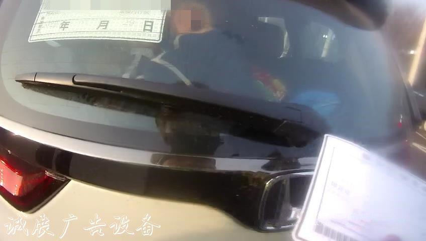 罔顧安全，親爹超宣傳欄廠家載竟將孩子塞后備箱！