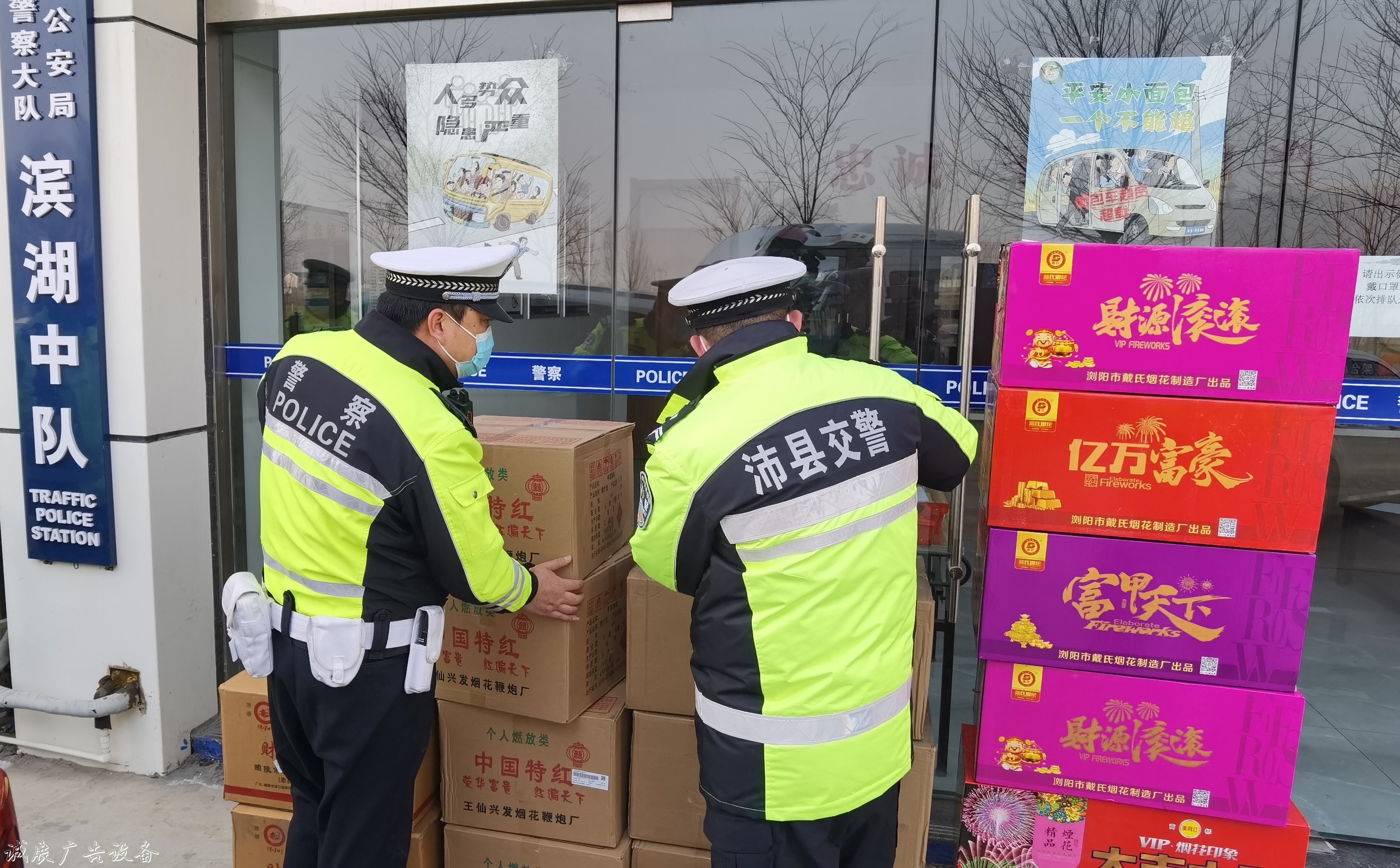 煙花6箱，鞭炮約2廣告燈箱多少錢一個1萬頭 換輛車依舊被查獲