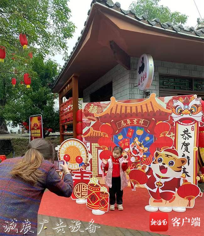 熱鬧！游客暢游澄邁福廣告燈箱多少錢一個豐約亭古鎮(zhèn) 新春游園歡樂