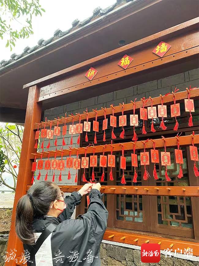 熱鬧！游客暢游澄邁福廣告燈箱多少錢一個豐約亭古鎮(zhèn) 新春游園歡樂