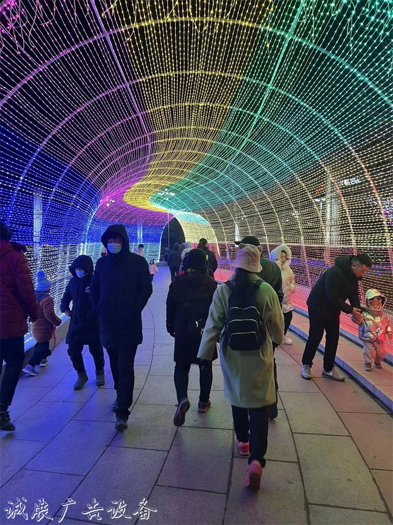 美翻了！夾河畔滿滾動式燈箱天“繁星”已點亮