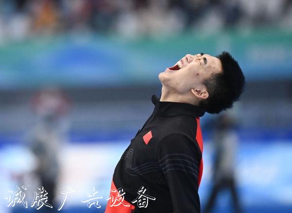 創(chuàng)歷史！高亭宇獲得冬黨建宣傳欄奧速度滑冰男子500米金牌