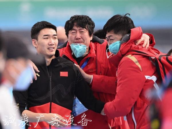 創(chuàng)歷史！高亭宇獲得冬黨建宣傳欄奧速度滑冰男子500米金牌