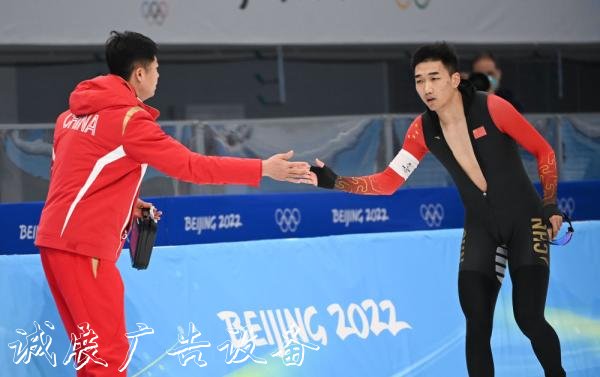 創(chuàng)歷史！高亭宇獲得冬黨建宣傳欄奧速度滑冰男子500米金牌