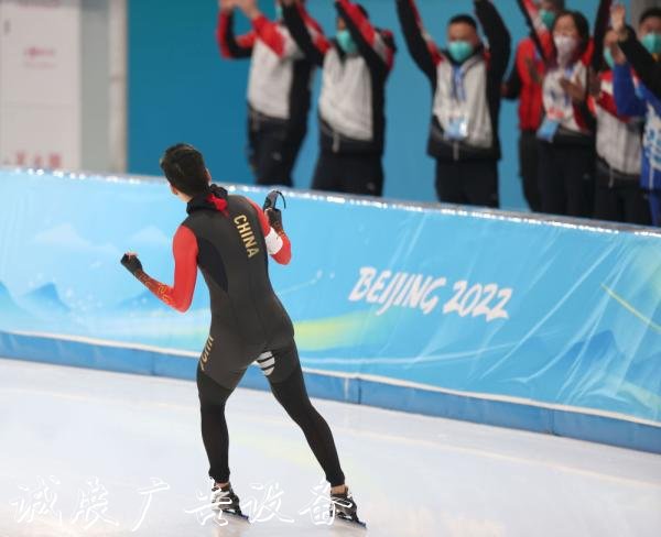 創(chuàng)歷史！高亭宇獲得冬黨建宣傳欄奧速度滑冰男子500米金牌