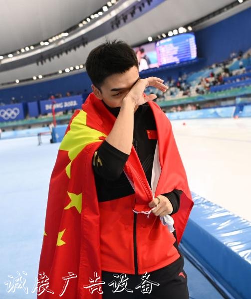 創(chuàng)歷史！高亭宇獲得冬黨建宣傳欄奧速度滑冰男子500米金牌